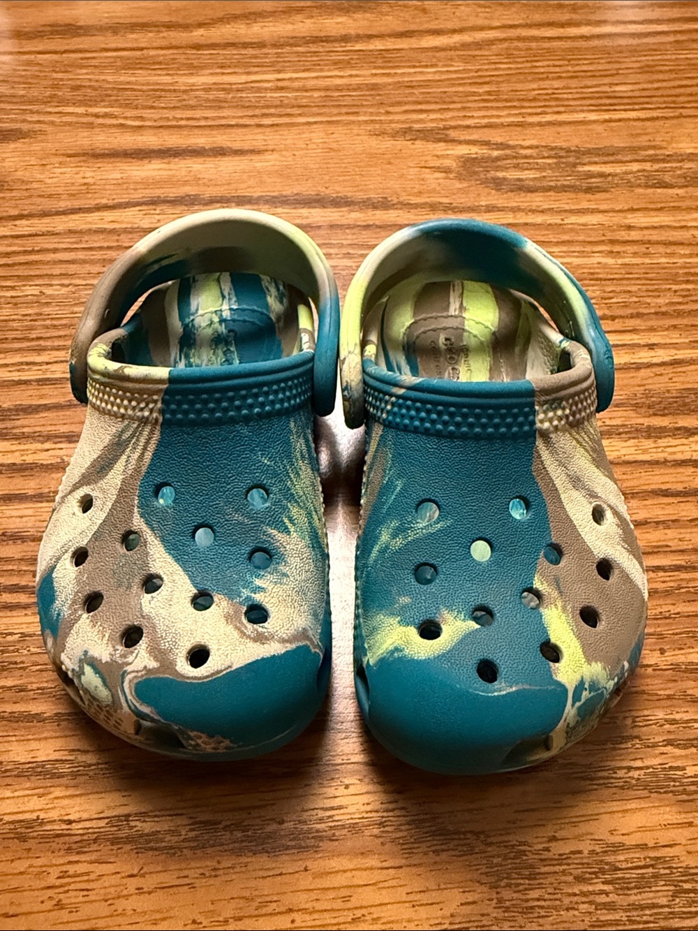 Crocs Kids Classic Marbled Clogs Marbled Teal Green Beige Shoes Size 7 Toddler